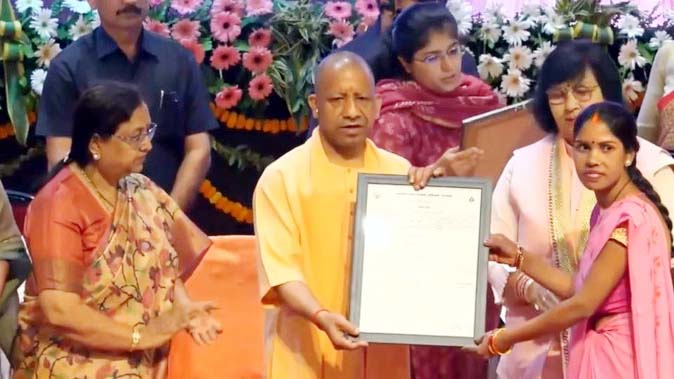 सीएम योगी ने आंगनबाड़ी कार्यकत्रियों को दिए स्मार्टफोन-नियुक्ति पत्र