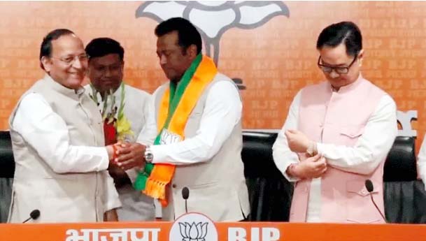 बंगाल चुनाव से पहले भाजपा में शामिल हुए टेनिस दिग्गज लिएंडर पेस, बढ़ी सियासी हलचल