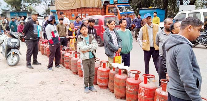 गैस बुकिंग सिस्टम हुआ क्रैश, 1700 रुपये में बिका 923 रुपये का सिलिंडर; अब आई ये नई मुसीबत