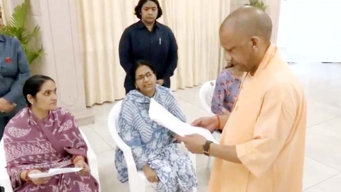 सीएम योगी ने सुनी लोगों की समस्याएं