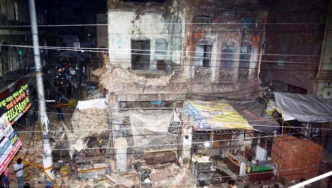 बेकनगंज में ढहा 100 साल पुराना जर्जर मकान, मलबे में दबकर सात घायल