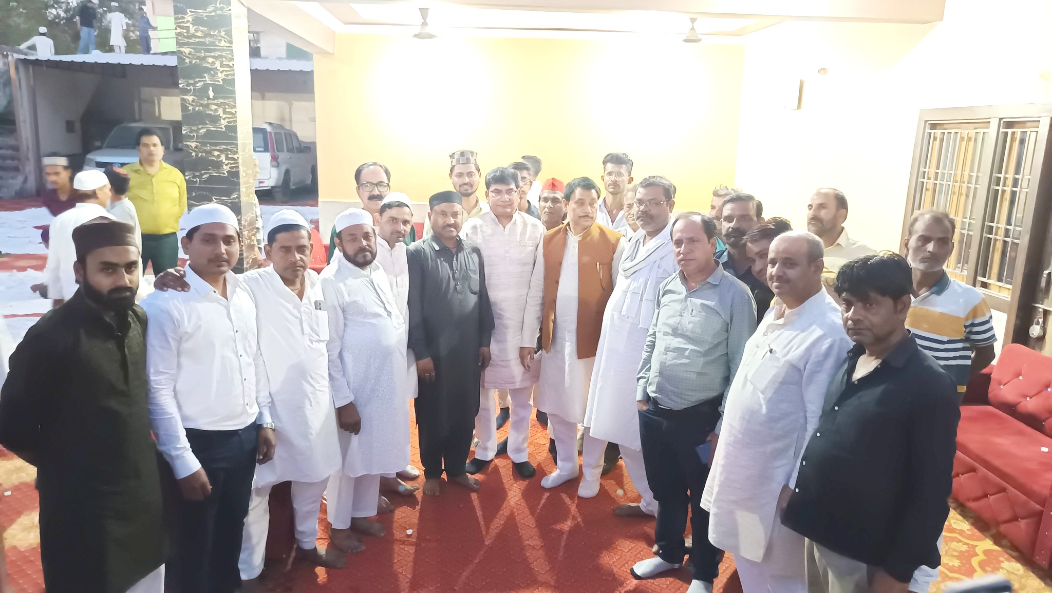 सपा नेता मनोज शुक्ला बबलू ने मछरिया जामा मस्जिद के पास कराया रोज़ा इफ्तार का आयोजन, बड़ी तादाद में शामिल हुए रोज़ेदार