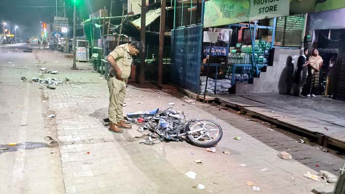 डस्ट लदे ट्राला ने बाइक को रौंदा, तीन की मौत