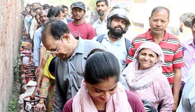 कानपुर गैस संकट: हेल्प डेस्क के नाम पर जनता से मजाक