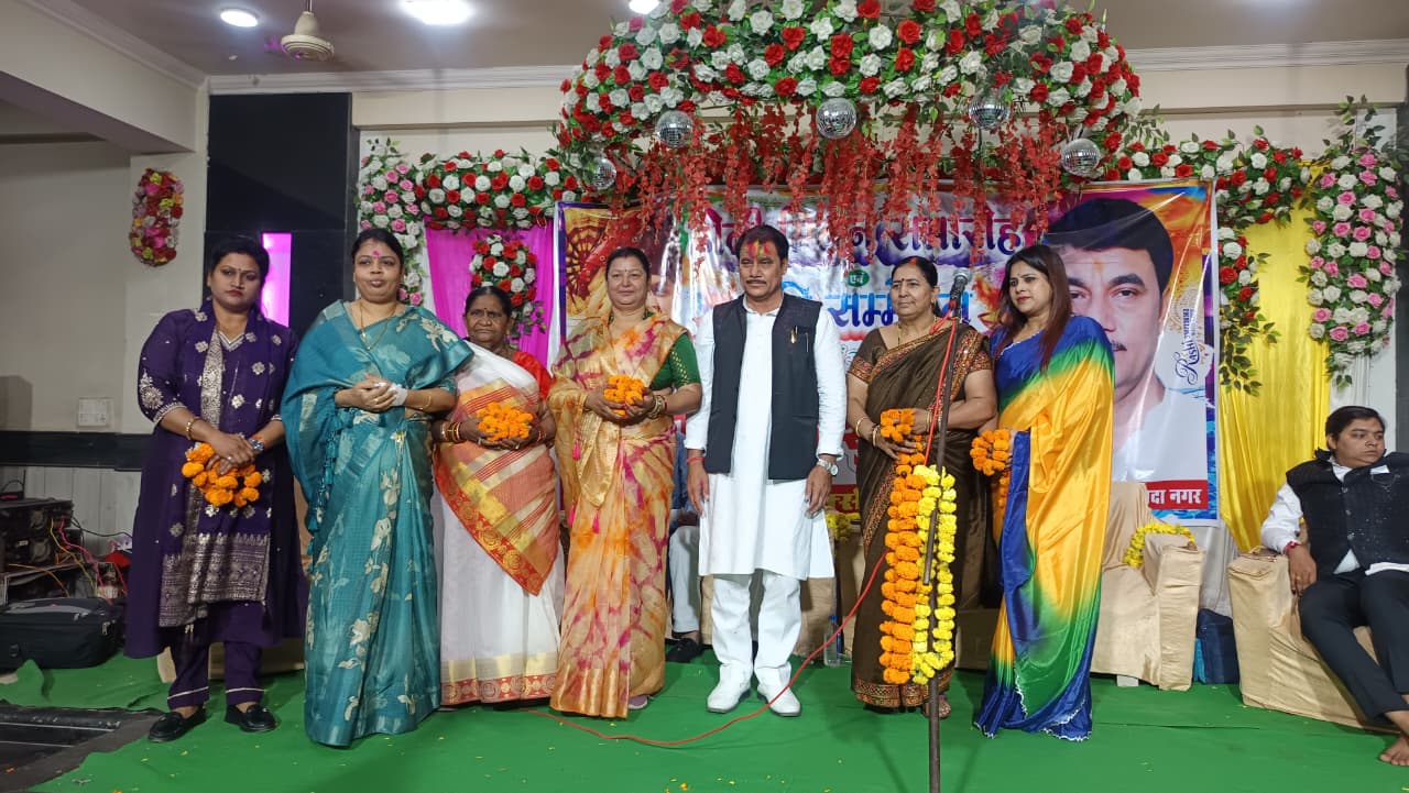 महाराजपुर विधानभा क्षेत्र : कवि सम्मेलन, होली मिलन समारोह के जरिये दिलों को जीत रहे सपा नेता मनोज कुमार शुक्ला