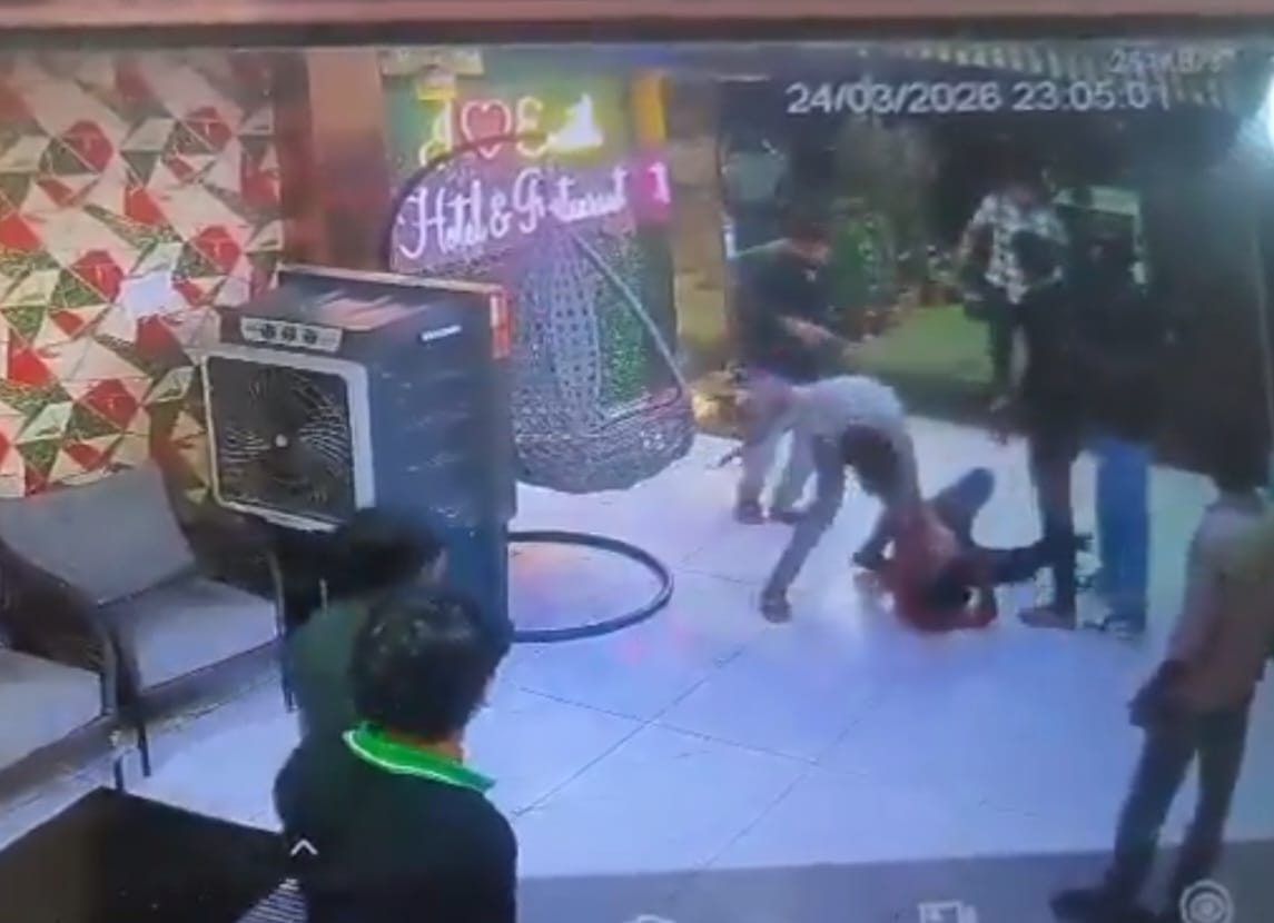 एक-47 गैंग ने खाना न देने से नाराज होकर होटल मैनेजर को अर्धनग्न करके पीटा