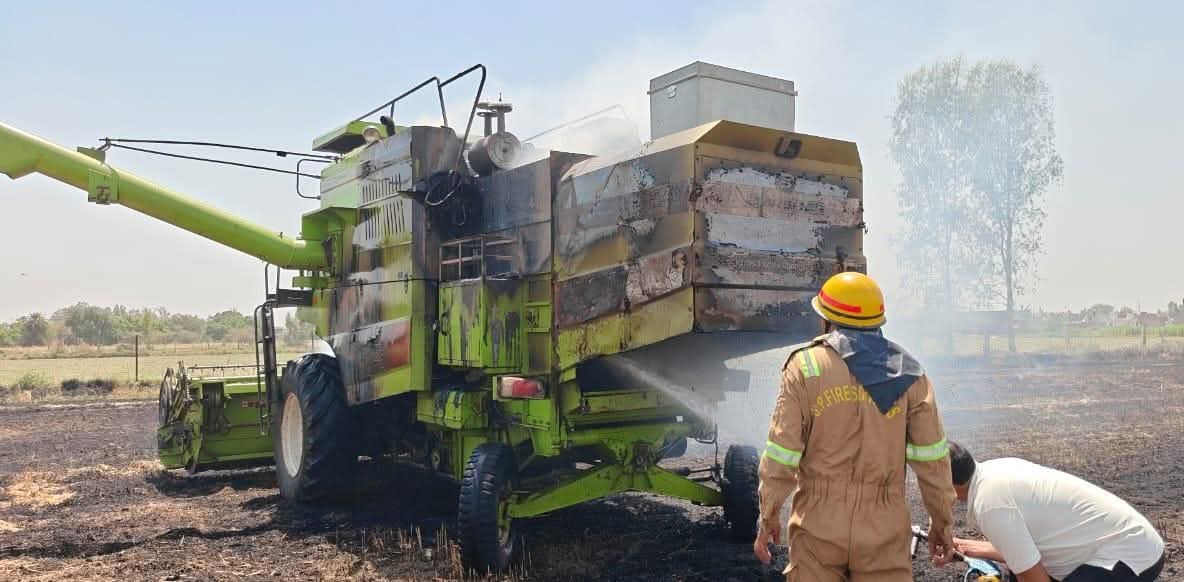 हार्वेस्टिंग के दौरान गेहूं लगी आग से हार्वेस्टर सहित 10 बीघा का गेहूं जलकर खाक
