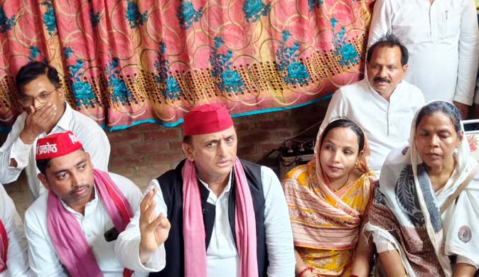 अखिलेश यादव ने पांच लाख की मदद कर कहा- सीबीआई करे जांच