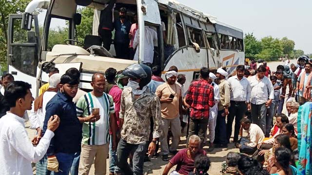 बेकाबू होकर पलटी टूरिस्ट बस