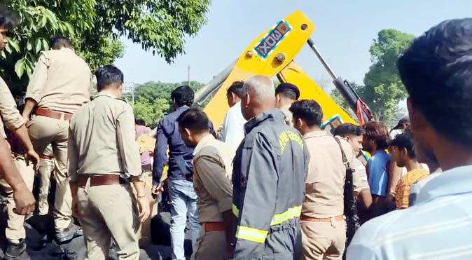 कोयले से लदा कंटेनर पलटा