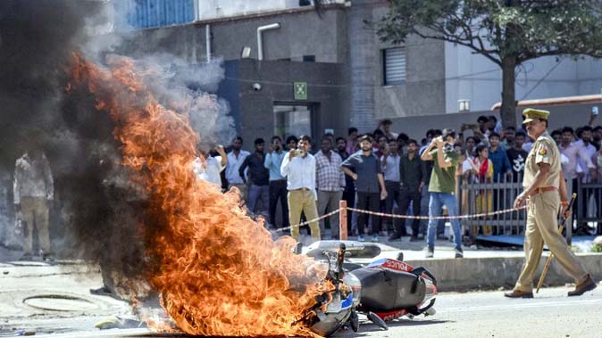 दिल्ली के विवादित विश्वविद्यालय के छात्रों और सियासी दल ने मजदूरों को भड़काया