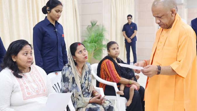 जनता दर्शन: एक-एक फरियादी से मिले योगी