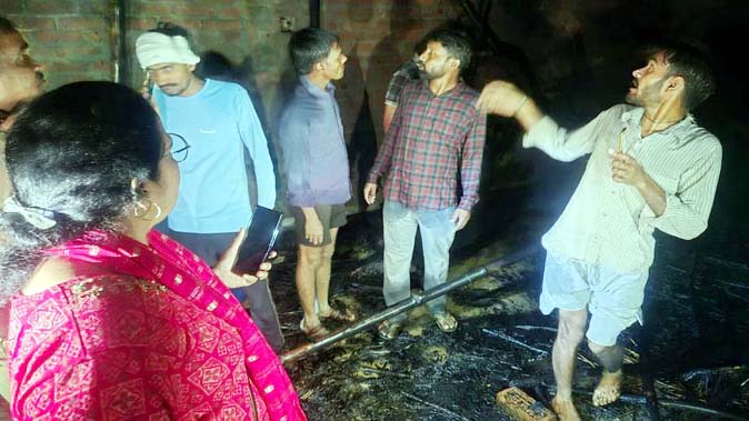 आग से झुलसी सात वर्षीय मीनाक्षी ने भी तोड़ा दम