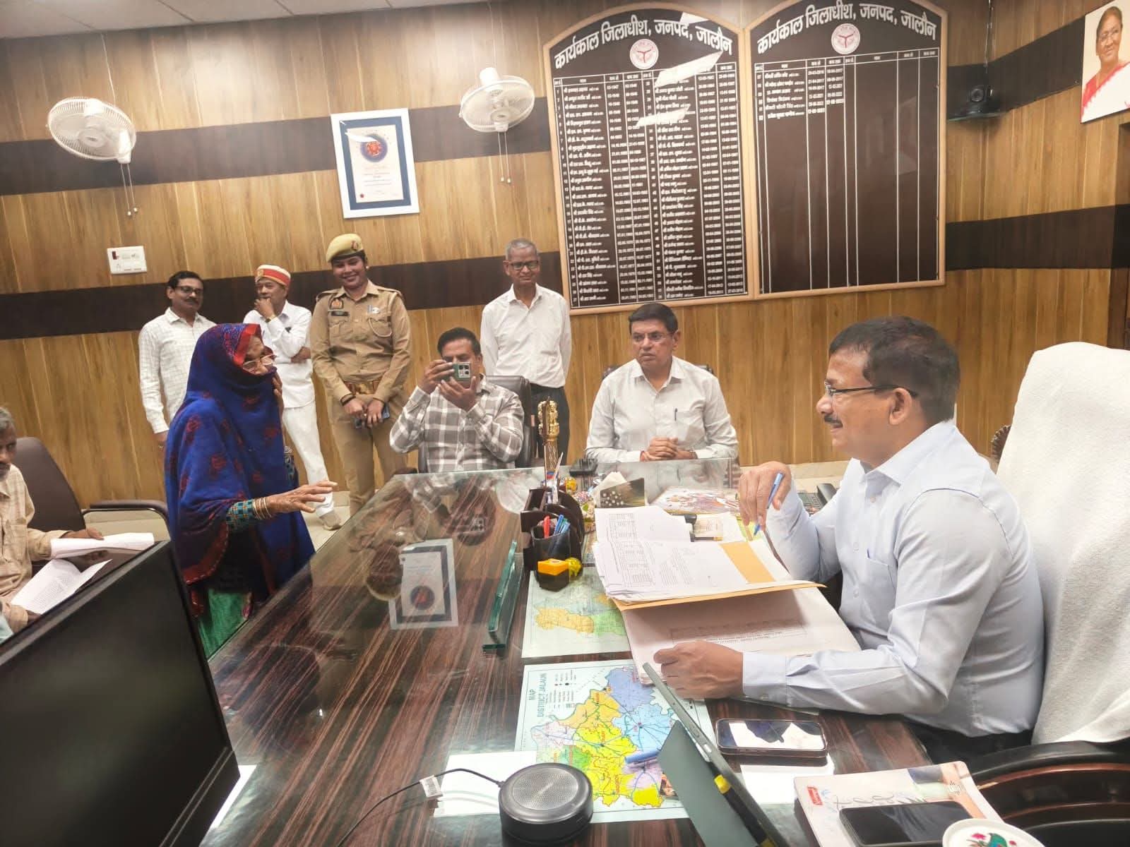 लला, राशन खत्म हो गओ… भिजवाय देओ”