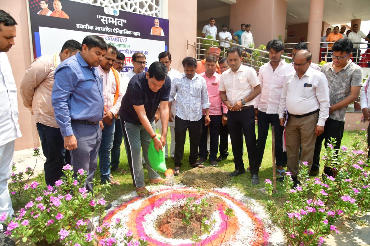 विश्व धरोहर दिवस पर मंत्री श्री ए.के. शर्मा ने मऊ में किया पौधारोपण