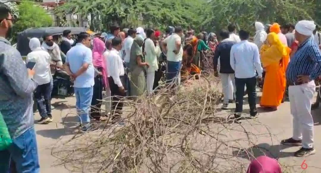 शराब ठेका हटाने की मांग को लेकर ग्रामीणों ने किया प्रदर्शन
