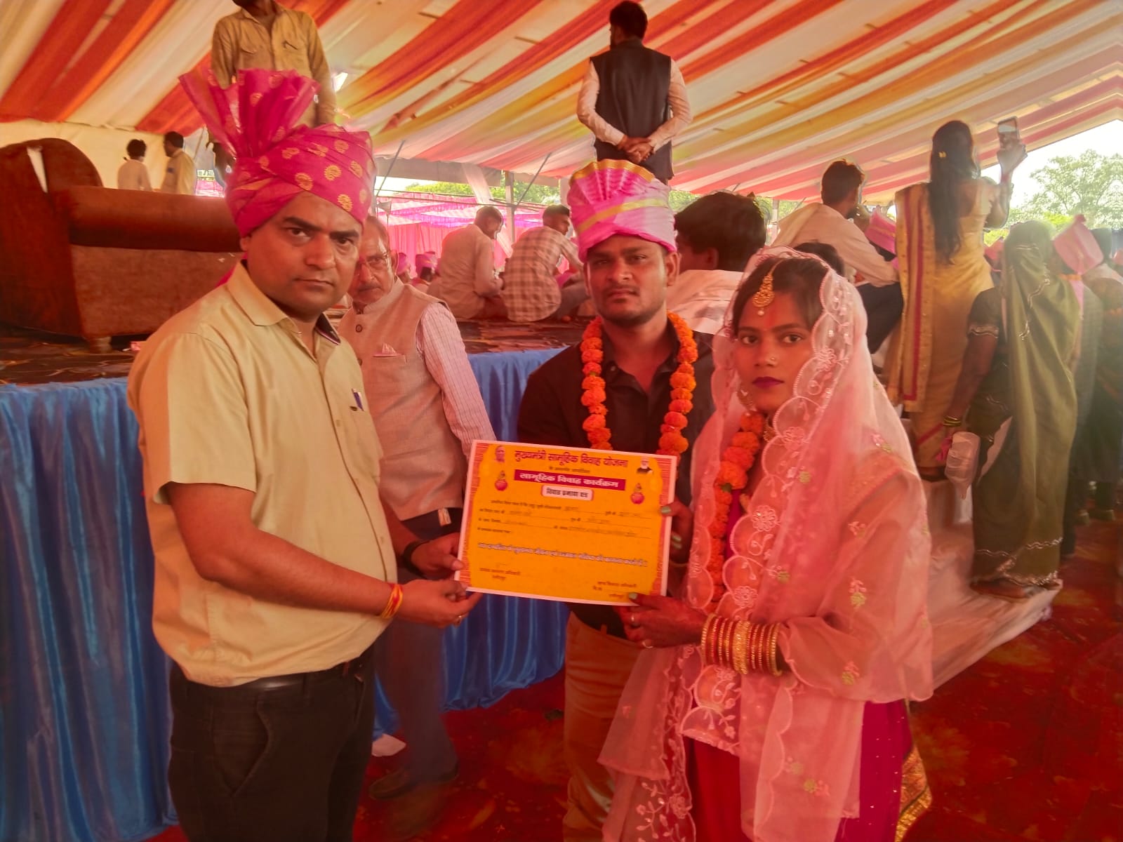 पूर्व प्रधान ने धनराशि एकत्र करके युवती के पिता को दी