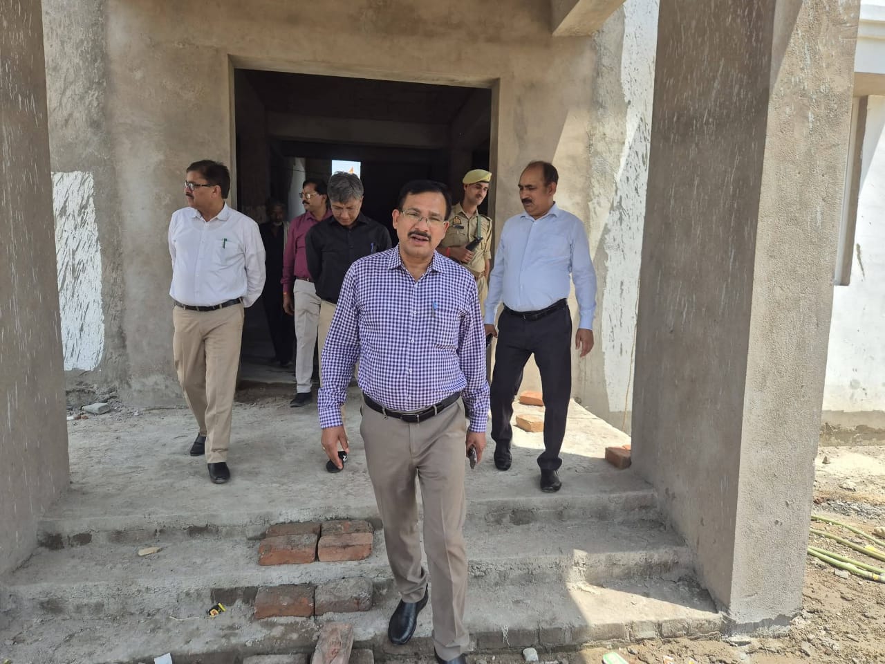 समयसीमा और मानकों का कड़ाई से पालन करें, 30 जून तक हर हाल में पूर्ण हो निर्माण—जिलाधिकारी