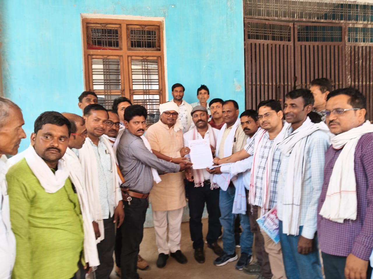 सदर विधायक को सौंपा ज्ञापन, रोजगार सेवकों का फूटा आक्रोश