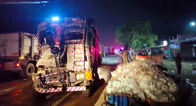 बरातियों की वैन से भिड़ा डंपर, फिर एक के बाद एक टकराईं छह गाड़ियां; 16 घायल और 20KM लगा जाम