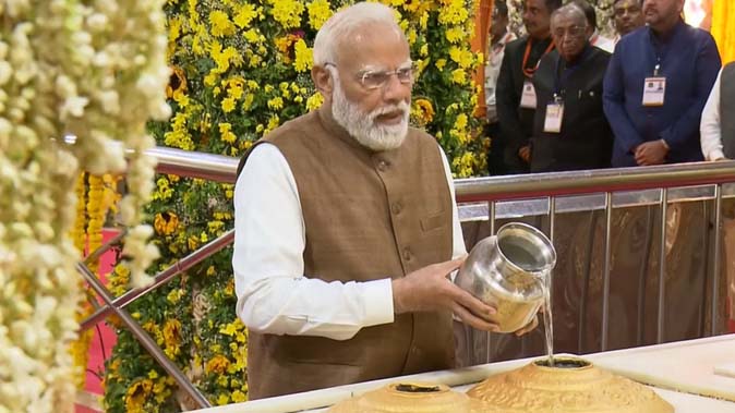 पीएम मोदी ने किया सोमनाथ मंदिर में कुंभाभिषेक