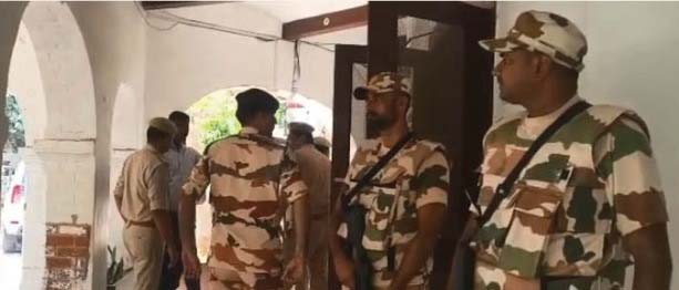 खाकी बनाम सेना: ITBP के जवानों ने घेरा कमिश्नर दफ्तर; जवान की मां का हाथ काटने के मामले में CMO को भी उठा लाए