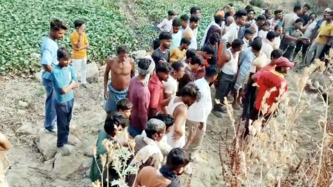 कौशांबी में मिट्टी खोदाई के दौरान टीला ढहा, मां-बेटी समेत तीन की मौत