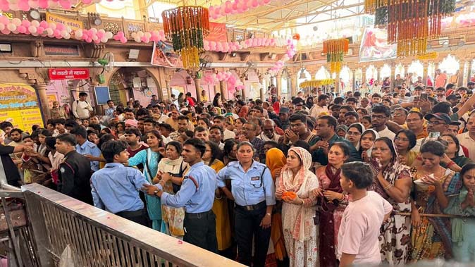 लाइन, तभी रेलिंग में दौड़ गया करंट; भक्तों में मची अफरा-तफरी