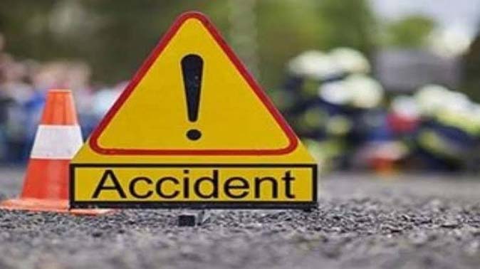 पूर्वांचल एक्सप्रेसवे पर बस, ट्रक और ट्रैक्टर की भिड़ंत, तीन लोगों की मौत; दो की हालत गंभीर