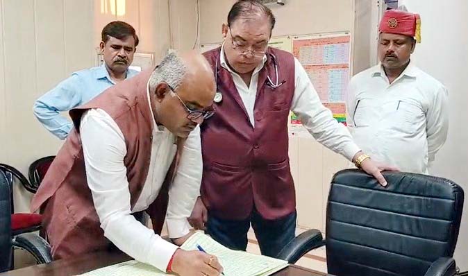 उर्सला अस्पताल में DM का छापा, 22 डॉक्टर समेत 32 कर्मचारी नदारद मिले, दो दलाल भी दबोचे गए