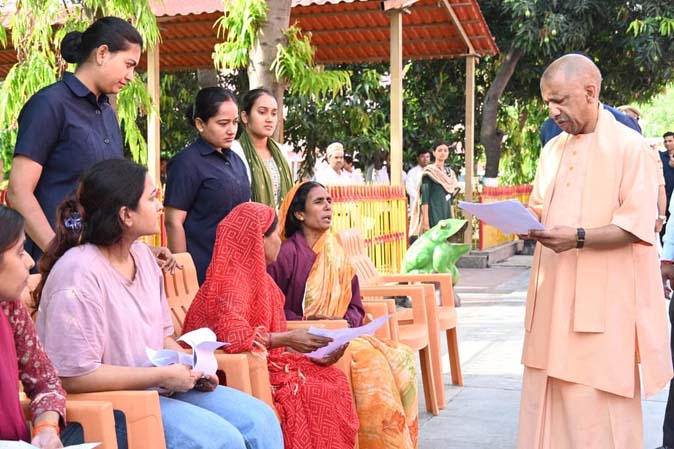 जनता दर्शन में सीएम योगी ने 200 लोगों की समस्याएं सुनीं