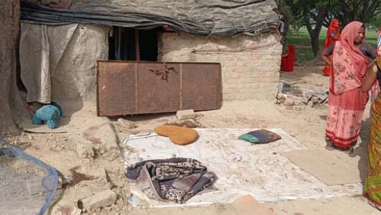 बाराबंकी में दर्दनाक हादसा, घर के बाहर सो रहे परिवार पर चढ़ा डंपर