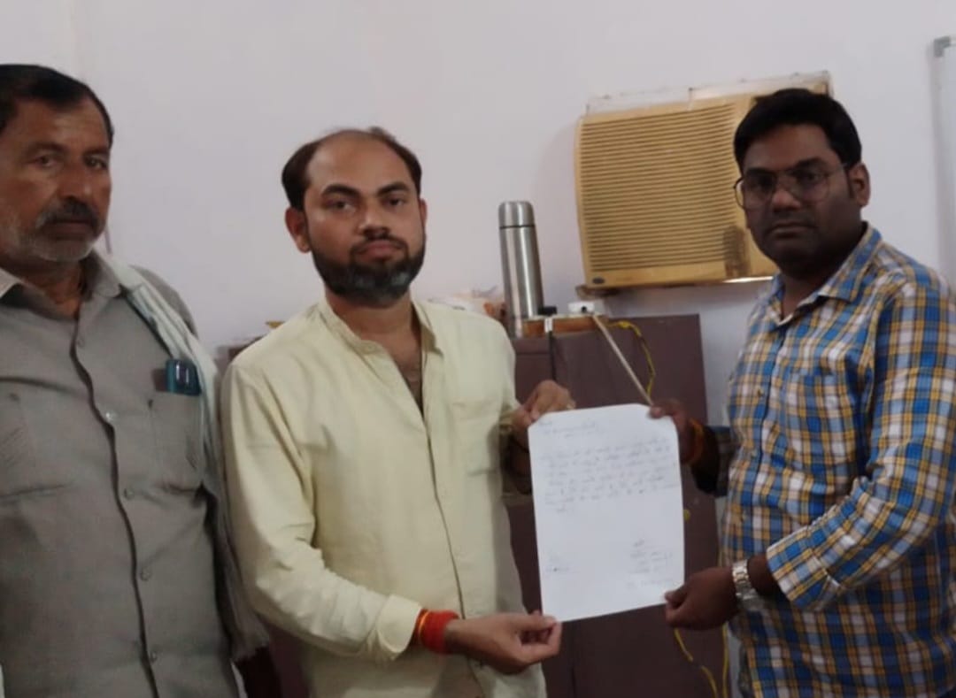 पुखरायां नगर में रात में अघोषित बिजली कटौती का संज्ञान सुमित सचान ने दिया ज्ञापन
