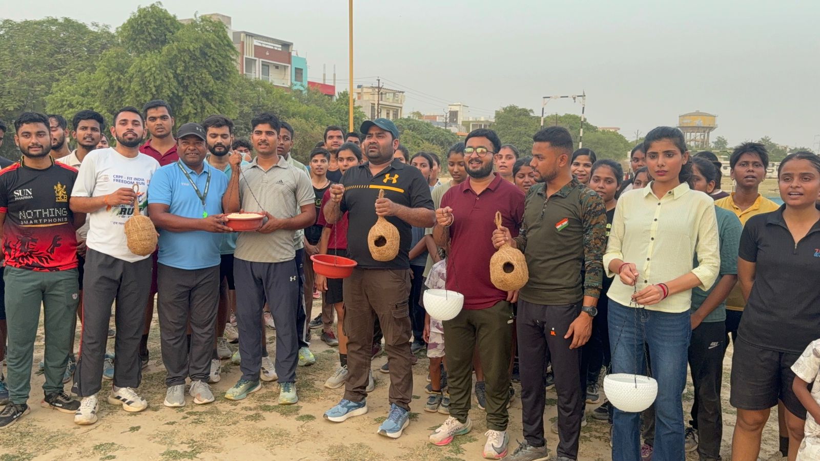 सैकड़ों छात्र छात्राओं ने पंक्षी संरक्षण पर निकाली रैली। बनाई मानव श्रृंखला