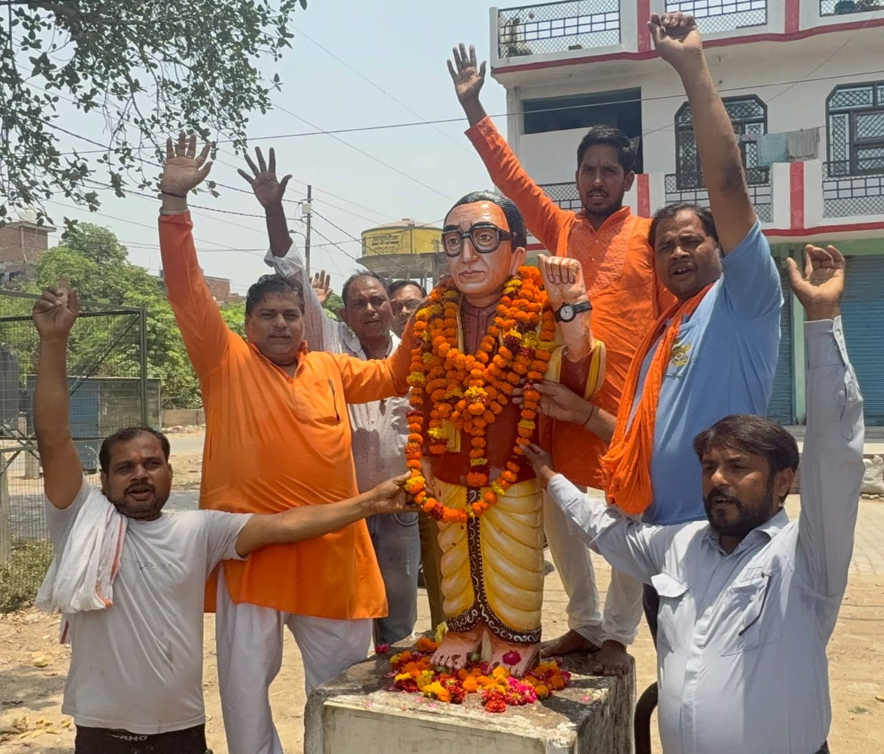 शिवसैनिको के आक्रोश के बाद प्रशासन ने बाला साहेब की प्रतिमा का पुनः किया रंगरोगन