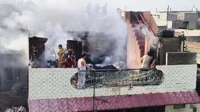 लकड़ी व वेस्टेज सामान से भरे खुले कमरे में भड़की आग, मच गया हड़कंप