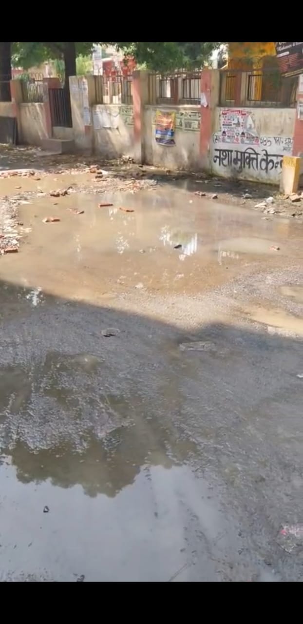 सीवर लाइन से बहते हुए गन्दे पानी के कारण लोगों का जीना मुहाल