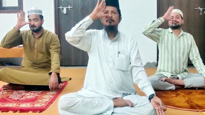 बरेली में मौलाना शहाबुद्दीन रजवी ने किया योगाभ्यास