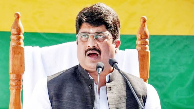 पिता उदय प्रताप के साथ राजा भैया हाउस अरेस्ट