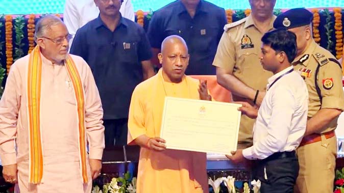 यूपी पुलिस कंप्यूटर ऑपरेटर भर्ती: ड्यूटी के समय रील बनाना अनुशासनहीनता