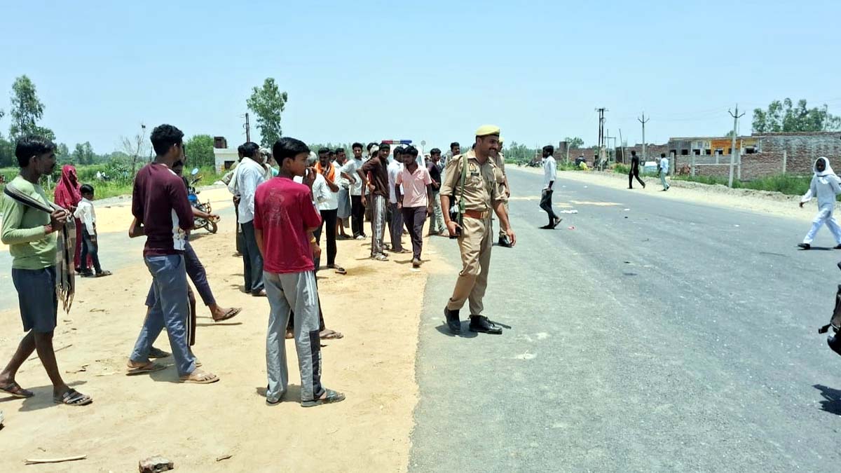 हाईवे पर रेस लगा रहे ट्रैक्टरों ने ई-रिक्शा को रौंदा