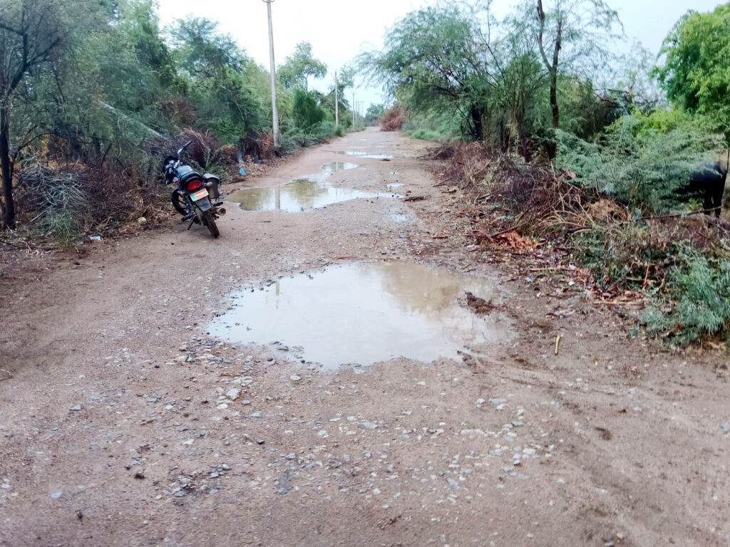 40 साल से जर्जर पड़ी सड़क के निर्माण की मांग, CM योगी को सौंपा ज्ञापन