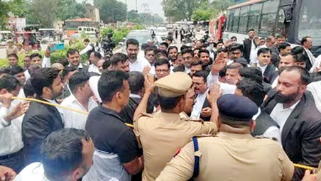 राम मंदिर चढ़ावा चोरी: अयोध्या में सड़क पर उतरे वकील, बोले- चंपत राय पर FIR दर्ज करो; पुलिस ने दौड़कर रोका