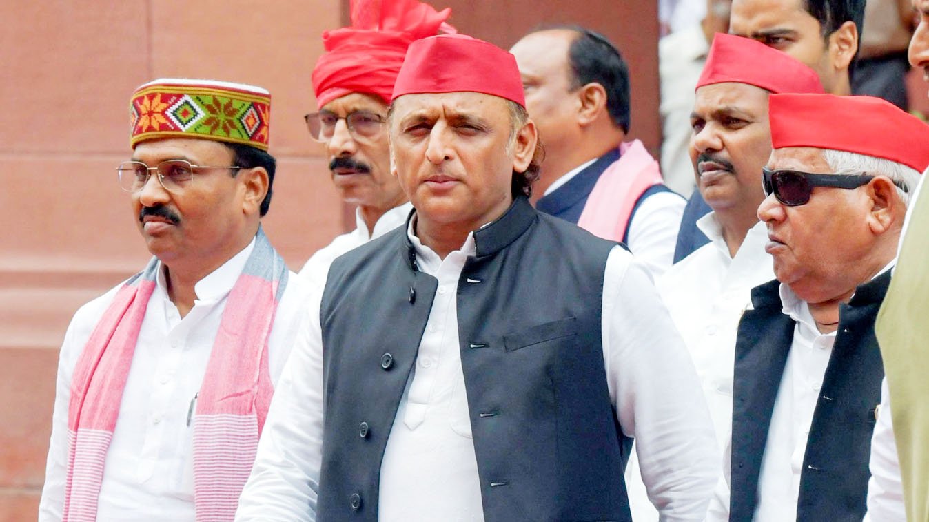 “भाजपा के लोग आस्था के साथ विश्वासघात के महापाप के दोषी”, अखिलेश सहित सपा सांसदों ने किया प्रदर्शन
