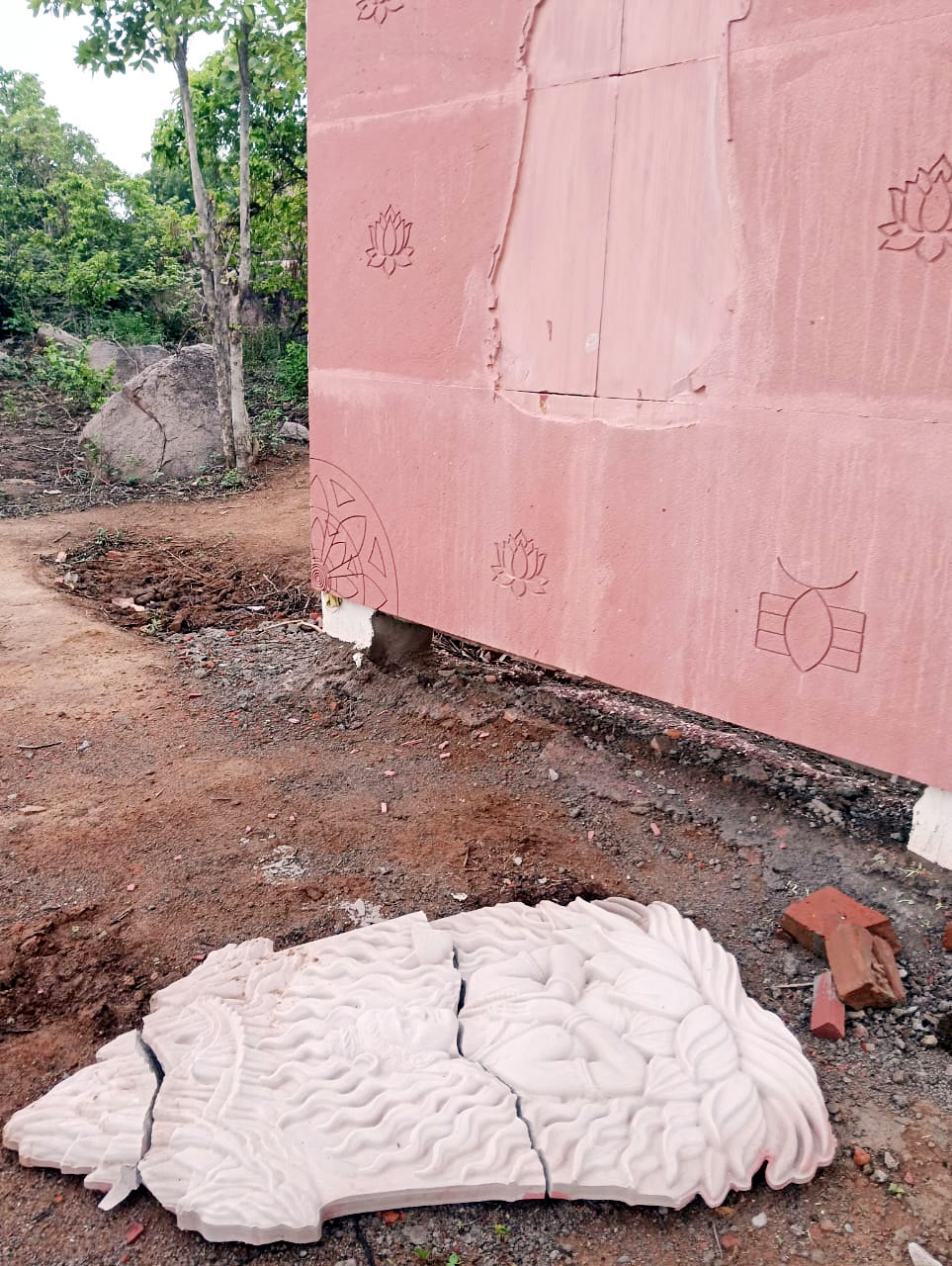गोरखगिरि में 3 महीने पहले लगी गोरखनाथ की मूर्ति टूटी निर्माण में भ्रष्टाचार की खुली पोल