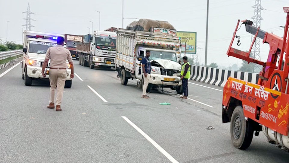 हापुड़ में पिकअप ने ट्रैक्टर ट्रॉली को मारी टक्कर, हादसे में दो की मौत