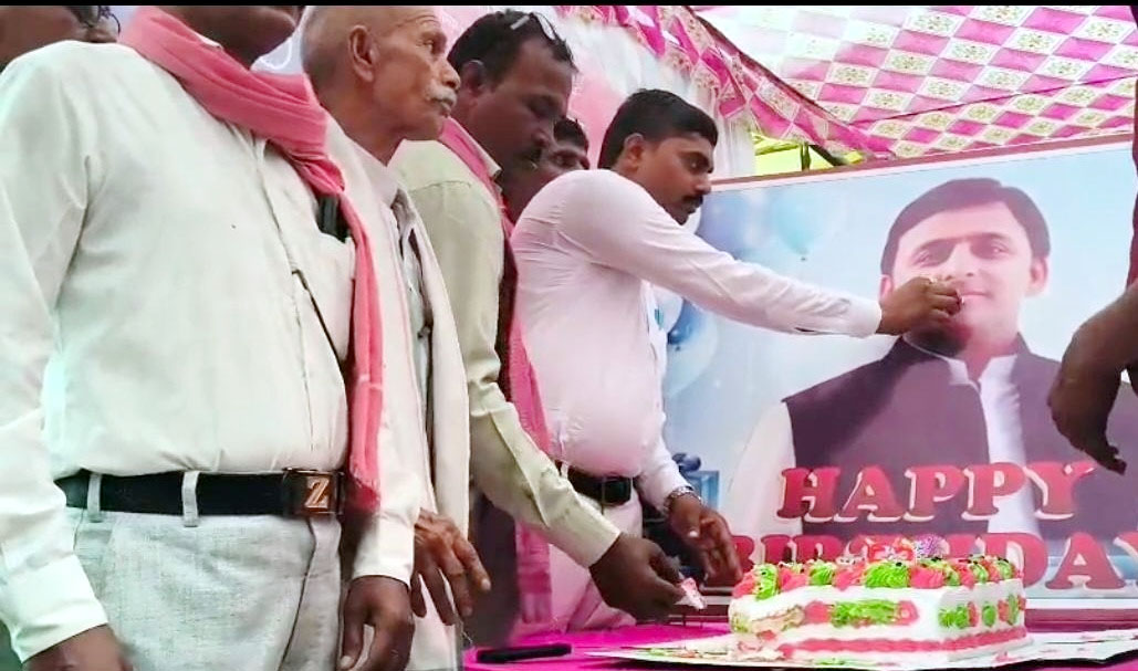 सपा सुप्रीमो अखिलेश यादव के जन्मदिन पर असोथर में सपाइयों ने केक काटकर किया शरबत वितरण