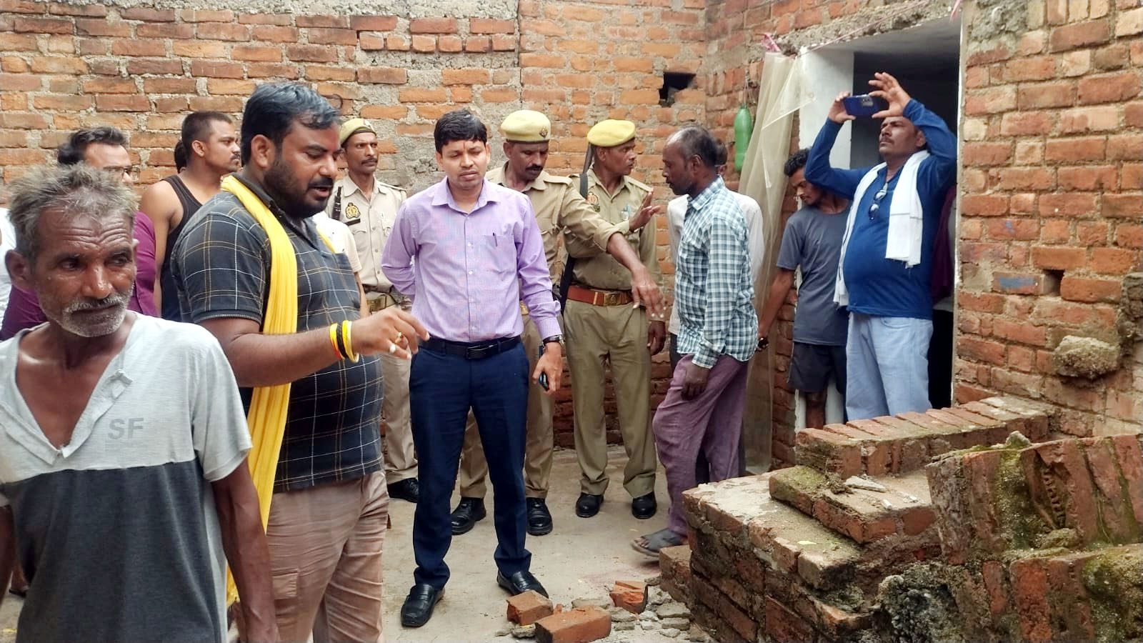 ग्राम विरासनी में जीने की स्लोप गिरने से तीन लोग घायल