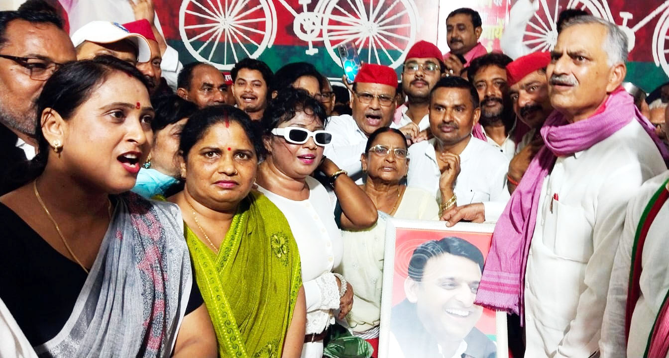 पूर्व सीएम अखिलेश यादव का जन्मदिन सपा कार्यालय में धूमधाम से मनाया गया