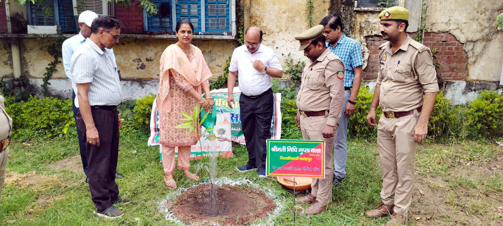 वन महोत्सव के तहत जिलाधिकारी ने लगाया आम का पौधा, पर्यावरण संरक्षण का दिया संदेश